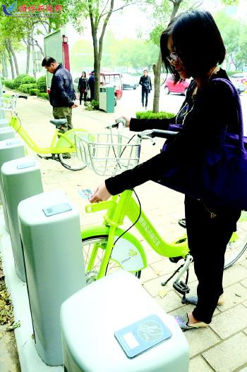 市民在站點(diǎn)刷卡取車(chē)。記者 殷夢(mèng)