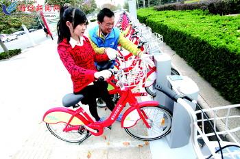 工作人員指導(dǎo)市民取車(chē)。記者 張馳