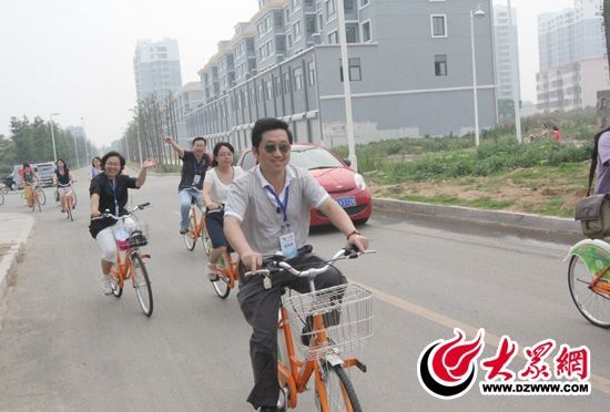 記者們騎上公共自行車，感受到城市公共自行車的便捷和樂趣。 記者 郭豪 攝。