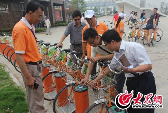 采訪團(tuán)記者做好準(zhǔn)備體驗(yàn)公共自行車。 記者 郭豪 攝。