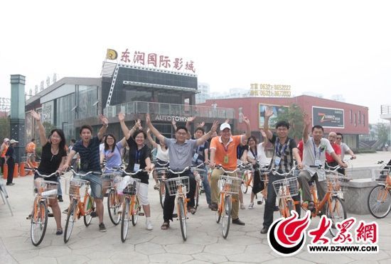 采訪團(tuán)記者做好準(zhǔn)備體驗(yàn)公共自行車。 記者 郭豪 攝。